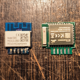 Bluetooth модуль рядом с оригинальным модулем Tuya